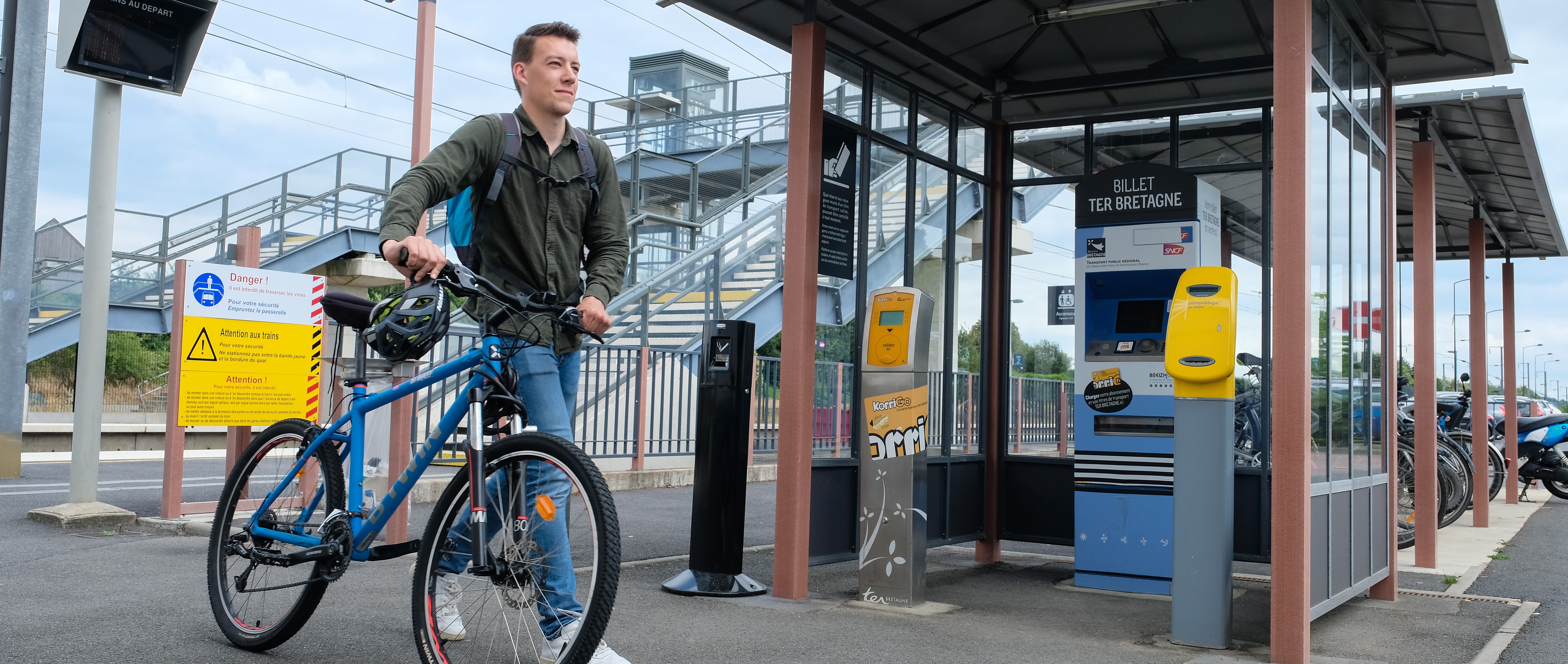 Un cycliste en gare